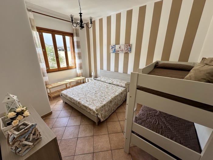 Camera da letto con letto matrimoniale e castello