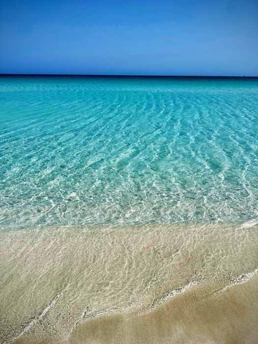 Mare cristallino sulla riva