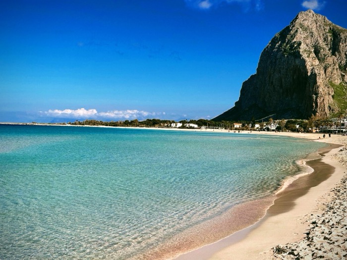 La spiaggia di San Vito Lo Capo con Monte Monaco