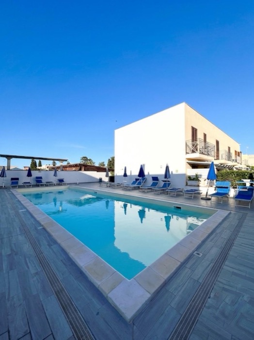 Piscina stagionale con vista sulla struttura